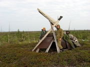 Деревянные ракеты, имитирующие настоящие, установлены на сопках вокруг бывшей в/ч.