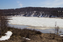 Утром в субботу на озере ещё лежал лёд. К обеду его уже не стало...