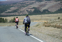 Большая группа велотуристов растянулась на много километров.