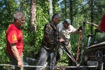 Хайджеки тонут в чаче вместе с подставками.